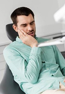 Man visiting emergency dentist with tooth pain